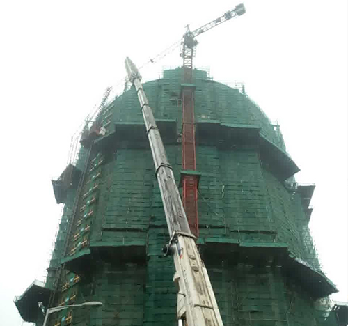 安溪吊车在工地上作业